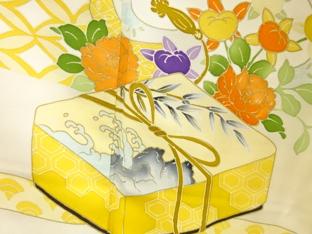  手箱に草花模様訪問着